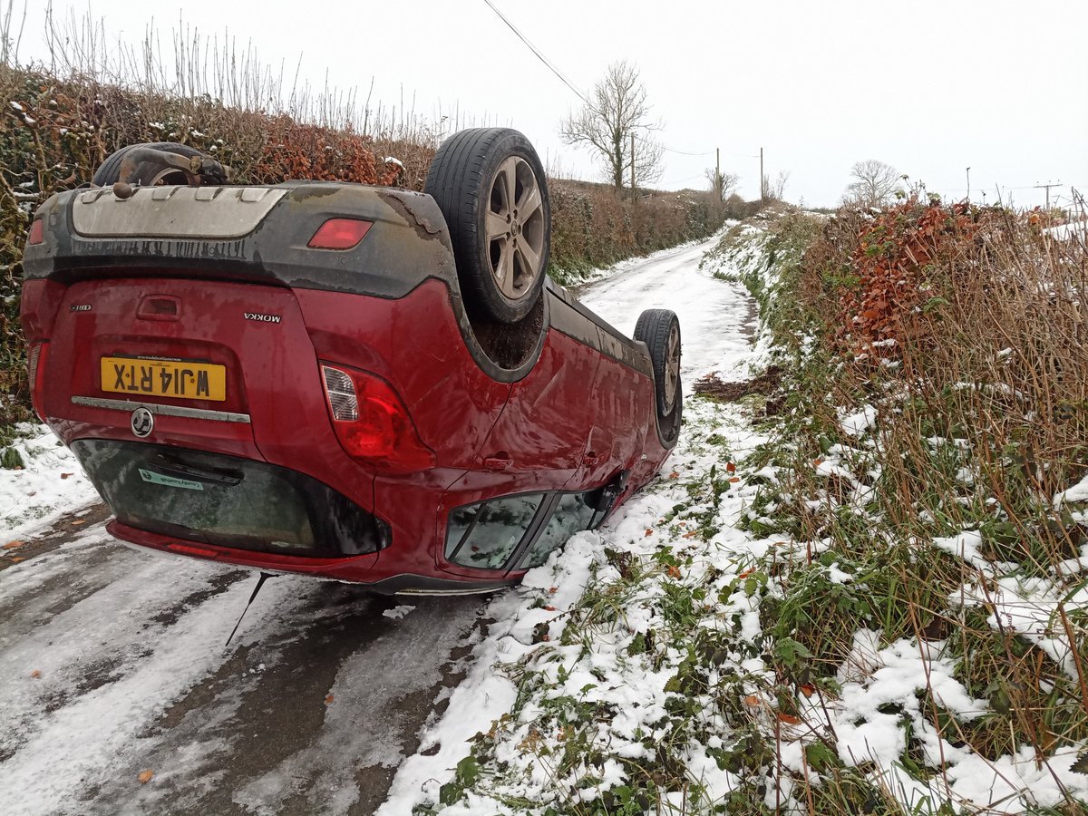 BeesBishops's tweet photo. We've been a bit quite over the Christmas period, there has been a lot to do getting ready for the year ahead. It probably didn't help that I rolled my wife's car during the Icy spell. Fortunately, me and my daughter were unharmed.
#merrychristmas #winterbees #winterbeekeeping https://t.co/I48dVX9IPd