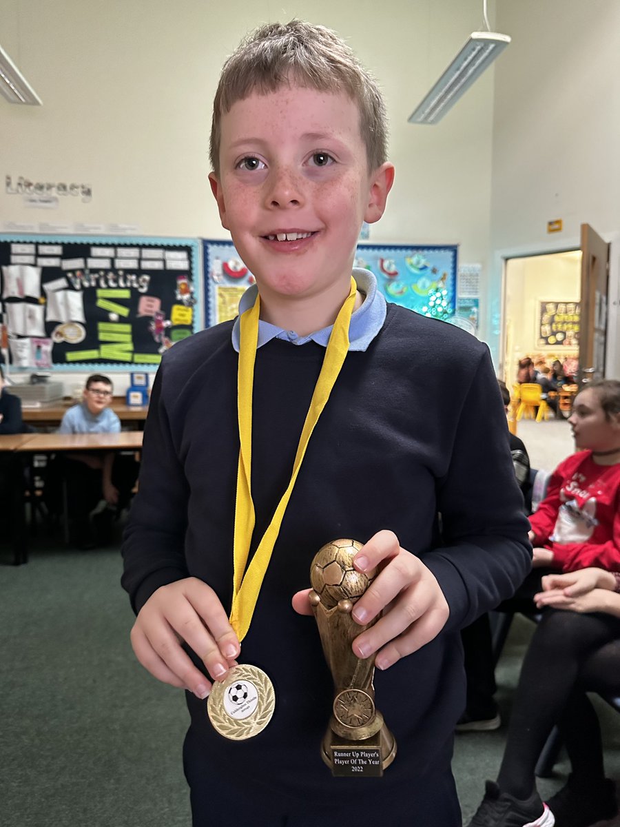 ChatelheraultPS's tweet photo. Well done to this young man who won the trophy for runner up best player at football #itsSLC #OofS https://t.co/gHh2Ly6wQe
