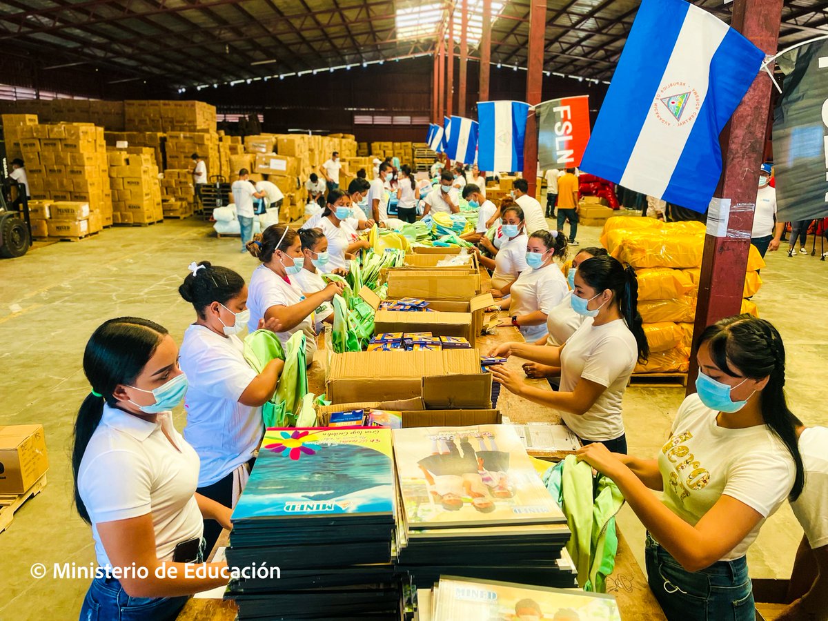 Autoridades del Ministerio de Educación, verifican proceso de empaques de Paquetes Escolares para Estudiantes y Docentes del país.

#MásVictoriasPuebloPresidente
#Nicaragua