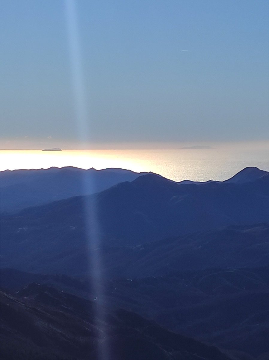 risio1958's tweet image. Uno #spettacolo incredibile oggi dalla #vetta del #montepenna si vedono la #gorgona #capraia #corsica #costaligure #mare #monti #vento #prayerforall #spetacul