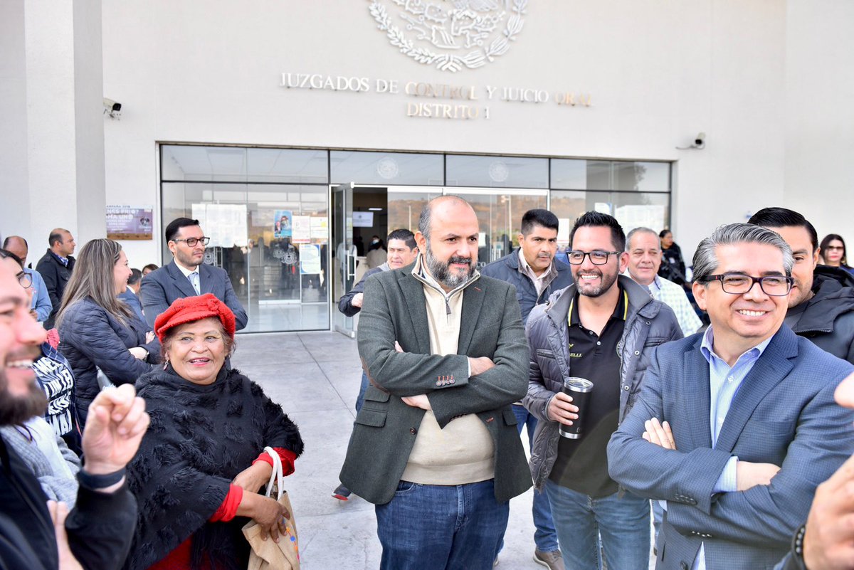 rvillanueval's tweet photo. Confiamos en que la legalidad y esta lucha en defensa de Javier, Iván y José nos regresarán por esa puerta a nuestros estudiantes. 

Estamos listos en el Penal de Puente Grande para escuchar el resultado de la audiencia. Por lo pronto, la #ComunidadUdeG permanece en Casa Jalisco. https://t.co/lilq4ht3jh