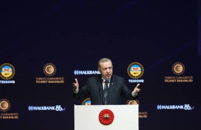 Cumhurbaşkanı Erdoğan: "Herkes bir aday ismi beklerken, masadan çıka çıka ülkeyi 6 kişiyle yönetecekleri kararı çıktı."