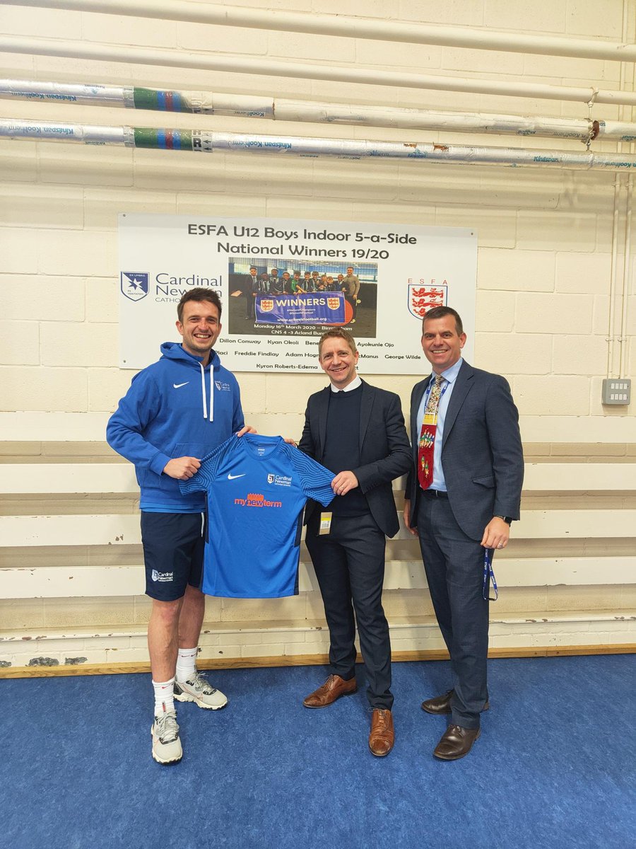 mynewterm's tweet photo. We are pleased to have been able to support @CNSLuton with sponsorship of new football kits 🙌

Our Founder, @WayneCartmel, visited @CNSLuton to formally present the new kits to Head of PE Jack Brooks, Headteacher @ALMBull and students from Y7 to Y11 ⤵️ https://t.co/xEaur7ViR8
