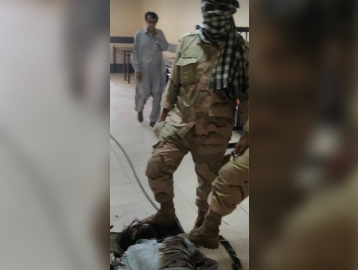 radiojibi's tweet photo. After killing a revolutionary Baloch citizen in Nikshahr city, the members of the #IRGC took a souvenir photo of his body.

عکس یادگاری اعضای سپاه با جسد یک بلوچ ایرانی معترض در نیکشهر

#سپاه
#بلوچ
#بلوچستان
#مهسا_امینی
#داعش_دوازه_امامی
#MahsaAmini
#NeverForgetNorForgive https://t.co/yyREOoFIR6