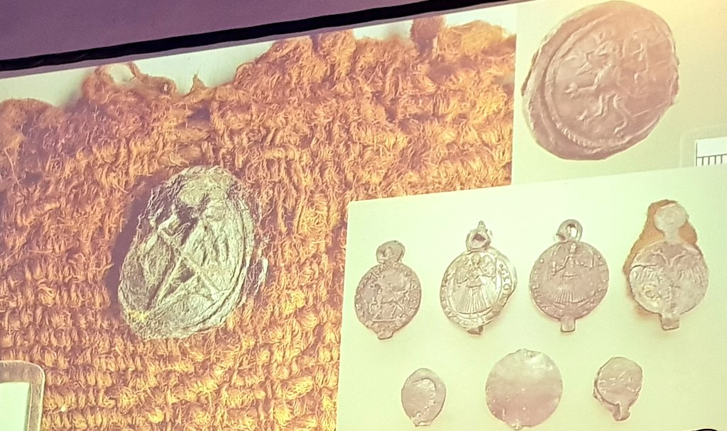 🧶 Gütesiegel des Mittelalters: Mit Tuchplomben sicherten Tuchhändler die Qualität ihrer Stoffe. Beispiele zeigen wir auch in aktueller Ausstellung #GuterStoff am <a href="/hansemuseum_eu/">Europäisches Hansemuseum</a>!