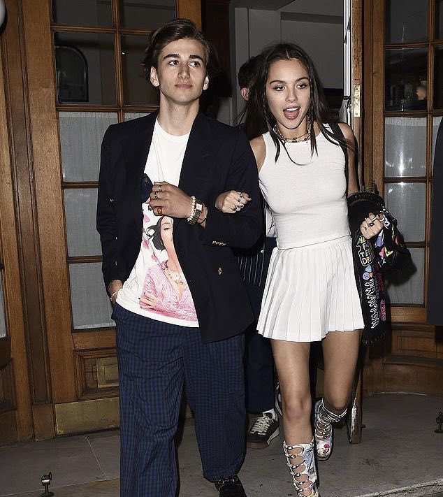 comfortbash's tweet image. mystery man