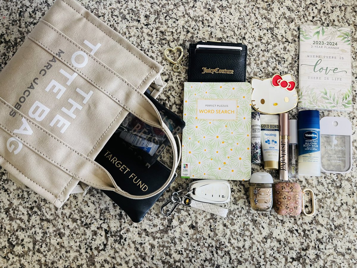 EmmJayy143's tweet photo. What’s in my tote ♡︎ #MarcJacobs #totebag #juicycouture #HelloKitty #vaseline #touchland #elf #loreallashparadise #goldbond #lotion #poopourri #bathandbodyworks #AirPods #amazon #target #beis #WhatsInMyBag #packmybag #neutral #sadbeige #sahm #UGC https://t.co/RJPi7fJ9yc