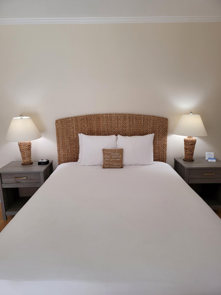 PacificCrestSB's tweet photo. Yep, this is what it looks like in one of our #comfyqueenrooms.   We are proud that our rooms and hotel are clean, safe and comfortable.  Come #visitsantabarbara!  #pacificcresthotel #santabarbara #beachlife #cozyrooms #timeforavacation https://t.co/bK0FP3drCM