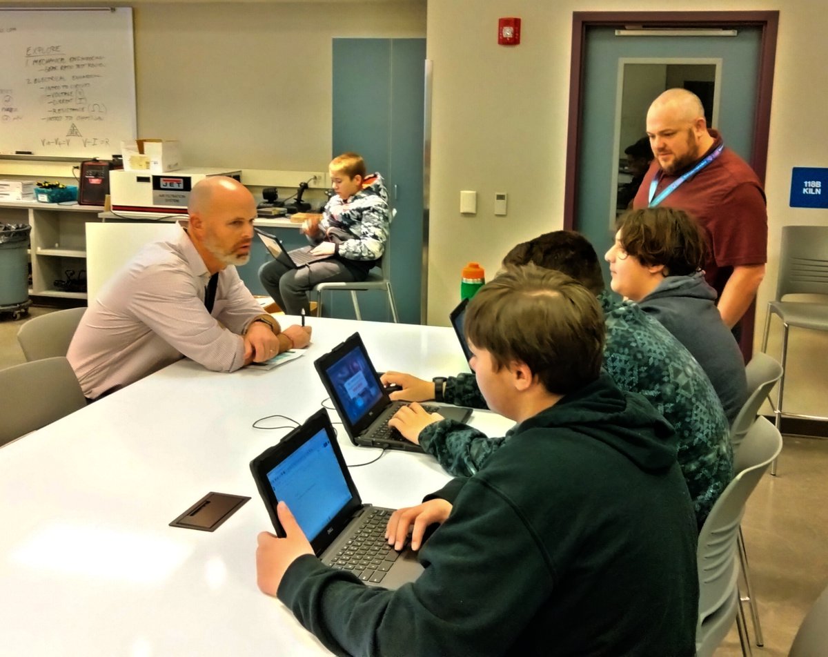 suptfinch's tweet image. Admin team learning walks. Focus on student choice for recruiting interest. Students chose their topic for this project - creating informational videos about equipment - authenticity as the videos will be used to educate new students. @KatieNovakUDL 
Link: udlguidelines.cast.org/engagement/rec…