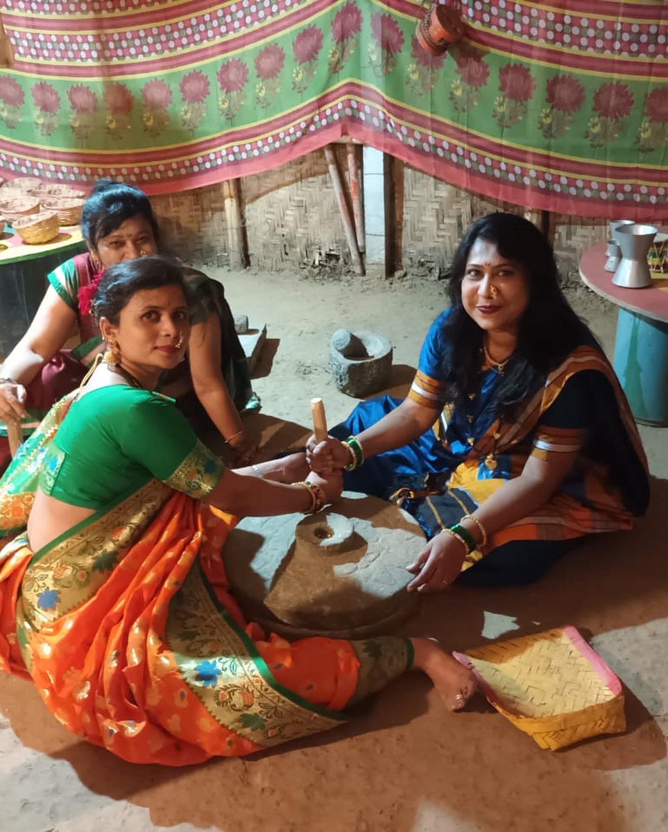 tillusagro's tweet photo. Wearing traditional wear together gives people feeling of togetherness. Connecting back to your traditions makes it even more special at Tillus Agro Tourism. See the clicks. #traditionalwear #navuwarisaree #maharashtra #solapur #women #saree #marathilook #tillusagrotourism https://t.co/tczMiCGqOg