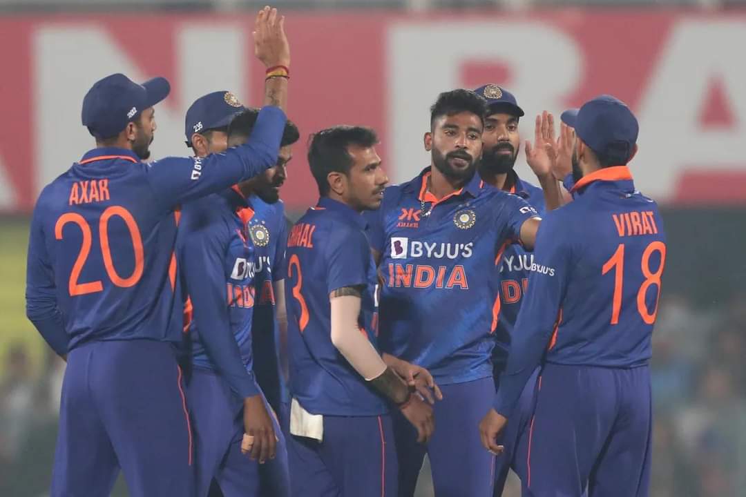 azharuddin_123's tweet photo. #विराट_कोहली का #शानदार_शतक और #उमरान_मलिक को #तूफान में उड़ी श्रीलंका | भारत ने #SriLanka को 65 रन से हराकर पहली जीत और 3 मैचों की #वनडे_सीरीज में 1-0 की बढ़त बनाने के लिए #टीम_इंडिया को #तहे_दिल से #मुब���रकबाद 
#INDvSL #Rohitsharma #viratkohli  #IndianCricketTeam
#INDvSL #King https://t.co/9FxOpkkSRX