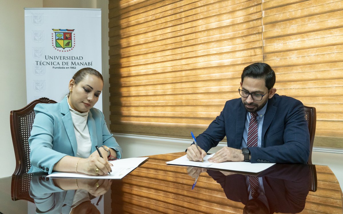 UTMManabi's tweet photo. Con el objetivo de fortalecer la realización de prácticas pre profesionales, vinculación, investigación y/o experimentación de aprendizajes de estudiantes; realizamos la firma de convenio de Cooperación Interinstitucional con la Cooperativa de Ahorro y Crédito 15 de Abril. https://t.co/vT5iuAobVJ