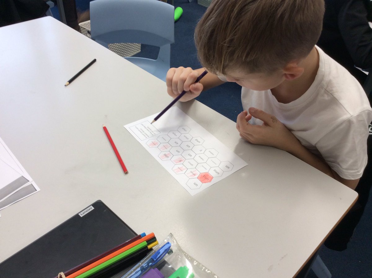 🇪🇸Team Calder (yr5) we’re colouring a trail to create the correct sentence. Be careful, there may be some words to trick you. @spanishwithmiss <a href="/eboractrust/">Ebor Academy Trust</a> #mfl #ks2 #primaryspanish