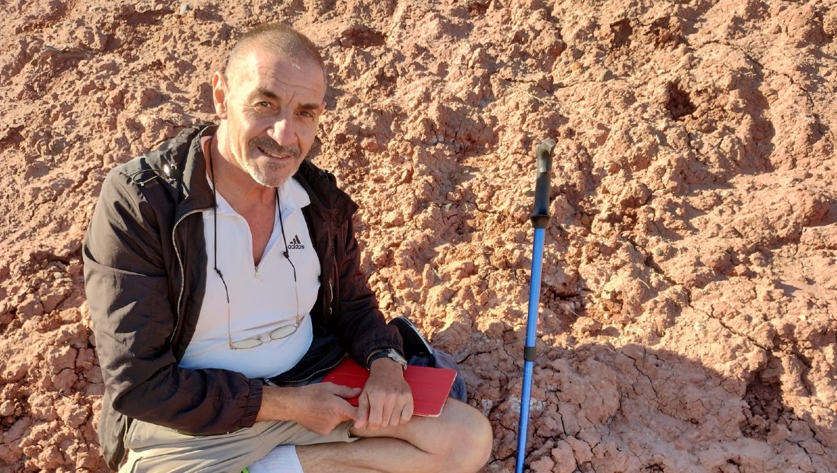Paleontologando's tweet photo. 🎗️| Fallece a los 61 años el geólogo y paleontólogo Jorge Orlando Calvo, reconocido por sus importantes contribuciones a la dinosaurología.

El hallazgo más importante de su carrera fue el del Futalognkosaurus dukei, el saurópodo gigante más completo del mundo.

R.I.P 🦕 https://t.co/pvtYkE4nbJ