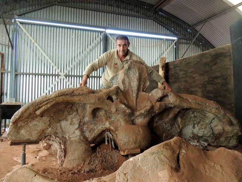 Paleontologando's tweet photo. 🎗️| Fallece a los 61 años el geólogo y paleontólogo Jorge Orlando Calvo, reconocido por sus importantes contribuciones a la dinosaurología.

El hallazgo más importante de su carrera fue el del Futalognkosaurus dukei, el saurópodo gigante más completo del mundo.

R.I.P 🦕 https://t.co/pvtYkE4nbJ