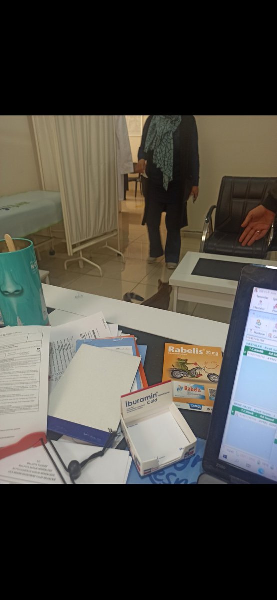 Sırasını bekledi muayene oldu sohbet muhabbet derken reçetesini aldı eczaneye gidiyo 🐈 😂