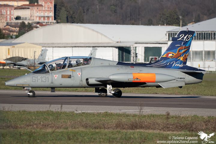 213°Gruppo Volo special tail. 
First appearance in Venegono Airfield.

Mb-339CD MM55065 61-131
LILN 10th Jan 2023

#mb339cd #aermacchi #aermacchimb339 #213gruppovolo #61stormo #addestramento #flyingschool #jetpilot #latuasquadrachevola #aeronauticamilitare #venegono #abovetheclou