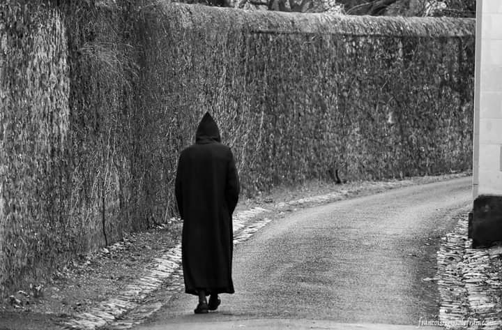 salefran's tweet photo. Vie monastique :
Abbaye Saint-Pierre de Solesmes
L'abbaye Saint-Pierre de Solesmes est riche d'une histoire millénaire,haut-lieu du chant grégorien, une communauté de moines bénédictins.
#moines #benedictin #gregorien #abbaye #solesmes  #spiritualite #religion #Reportage https://t.co/lisvxtPARv