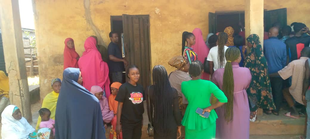 GovoteNg's tweet photo. Today at Gayam Ward in Nasarawa @GovoteNg champions mobilized citizens for #PVC collection & assisted them in resolving complaints.
Impressive turn out & lots of people got their PVCs.
Tomorrow is another day, #Get5VotingPartners to collect their PVCs
#NigeriaDecides2023 https://t.co/YoGIXVwx6z