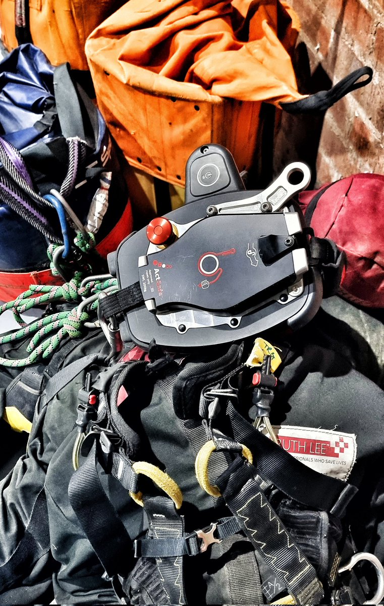 AMountaineer's tweet photo. No terrible accidents here today.. just training.. and rigging stuff.. #salewa #locationsafety #rescueprofessional #ami_professionals #salewa_uk #roperescuetraining https://t.co/jvqwkyWHNX