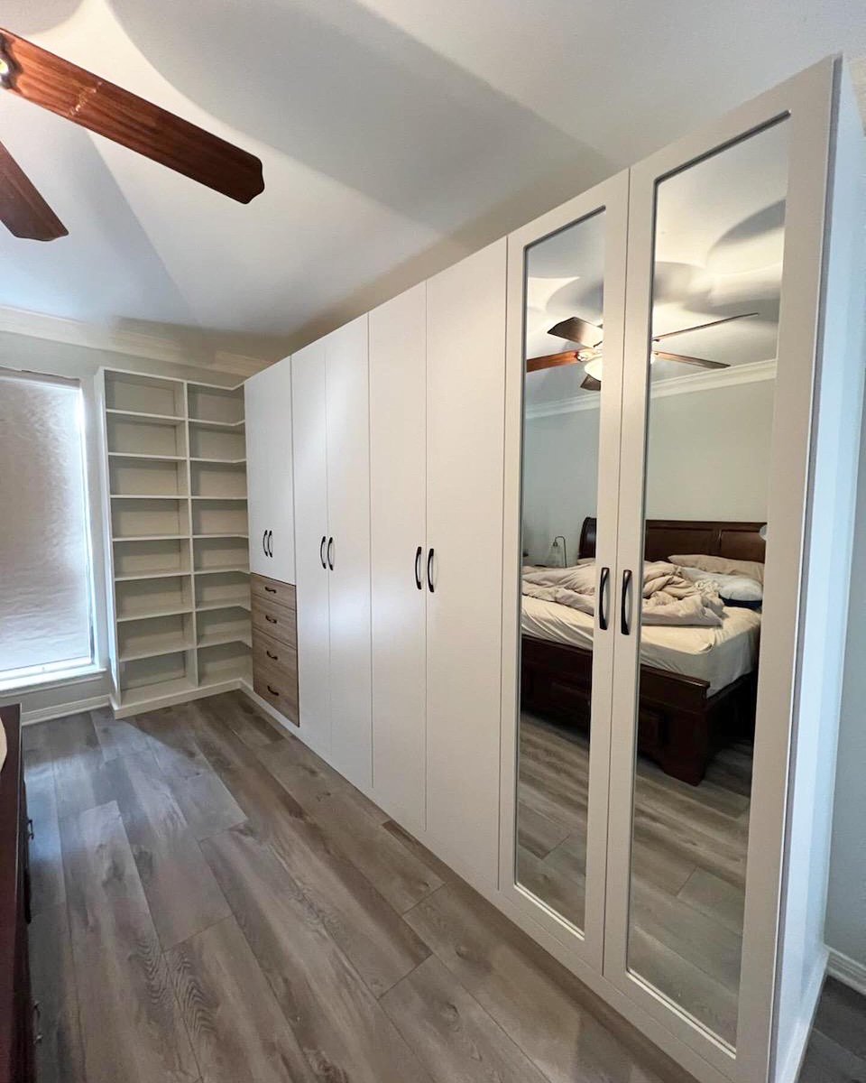 ClosetfactoryHT's tweet photo. We can create a beautiful built in look using the walls in your bedroom! This design includes L-shelves, drawers, mirror doors, and plenty of hanging space. 

Call us at (281)355-7676 or visit our website https://t.co/Rs0pQVR4Rz to schedule your free consultation today! https://t.co/Fjt4wF2rRQ