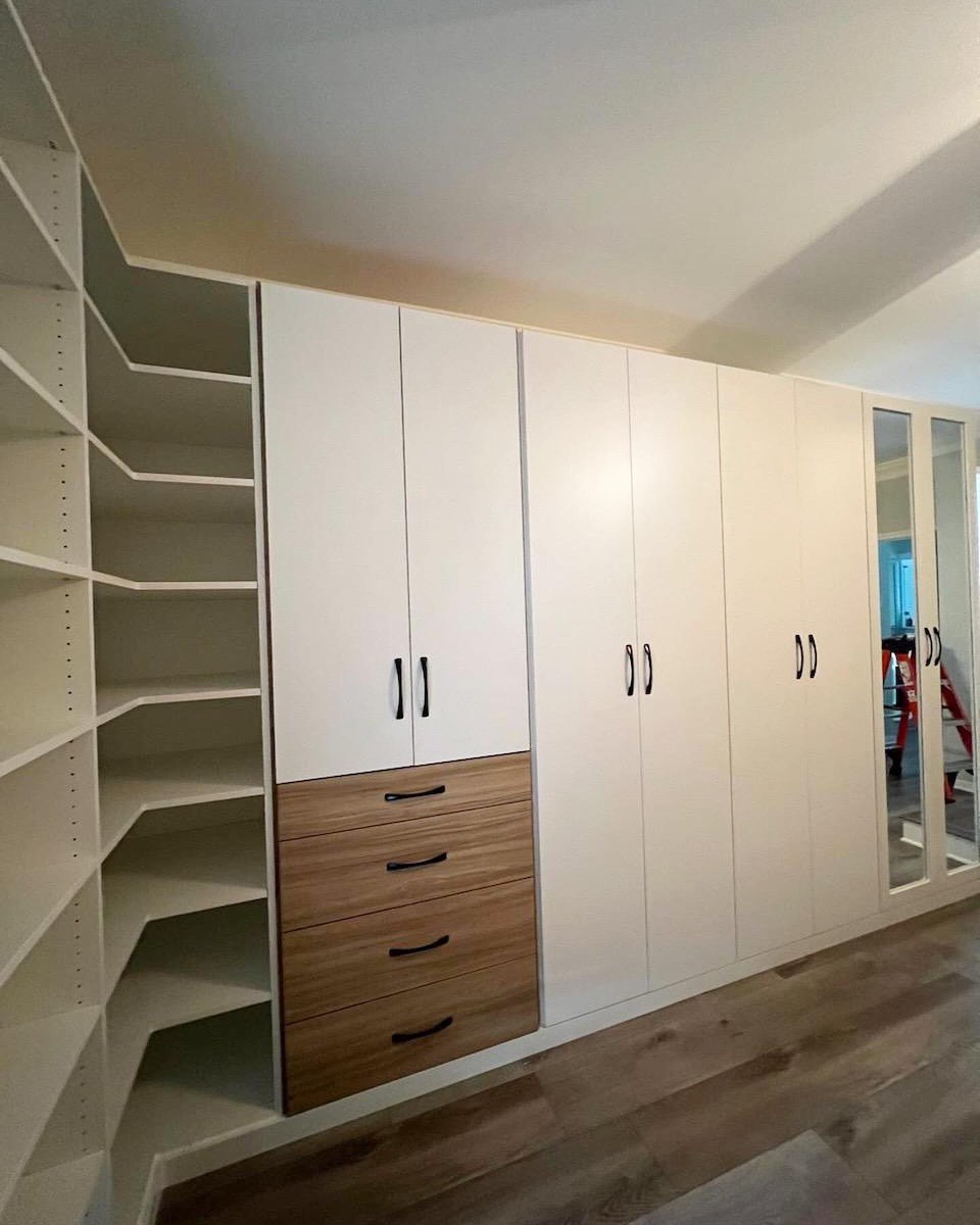 ClosetfactoryHT's tweet photo. We can create a beautiful built in look using the walls in your bedroom! This design includes L-shelves, drawers, mirror doors, and plenty of hanging space. 

Call us at (281)355-7676 or visit our website https://t.co/Rs0pQVR4Rz to schedule your free consultation today! https://t.co/Fjt4wF2rRQ