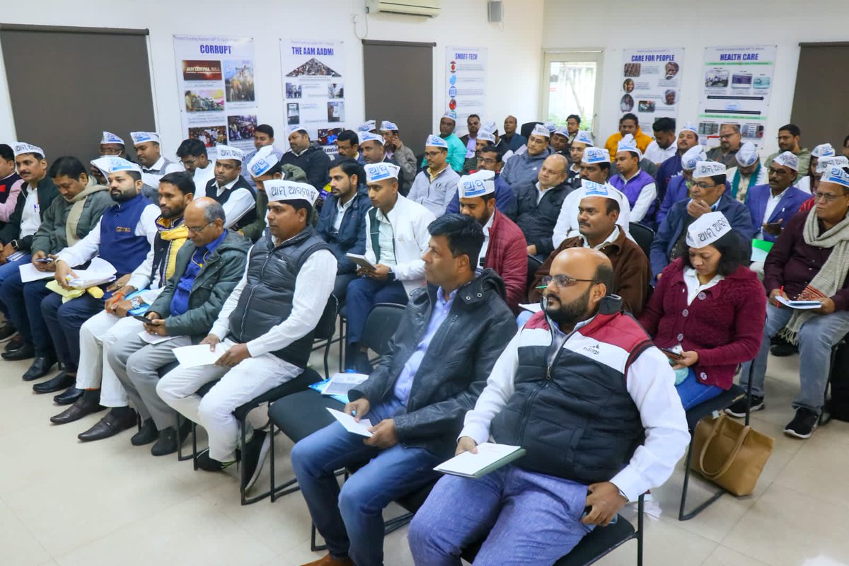 AAPOdisha's tweet photo. AAP MP and National Organisational General Secretary Dr. Sandeep Pathak addresses office bearers of Odisha, gives directions for strong preparations for the election.
@SandeepPathak04 
@virenderrkadian 
@nishimohapatra https://t.co/ixqfg58XHH