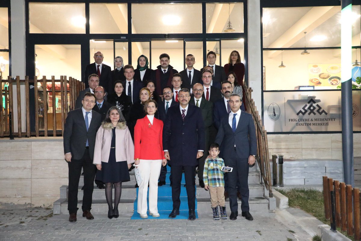 frigtm's tweet photo. Kütahya Valimiz Sayın Ali Çelik ve eşi Neziha Çelik, 10 Ocak İdareciler Günü sebebiyle vali yardımcıları, kaymakamlar ve eşleriyle Frig Çevre ve Medeniyet Tanıtım Merkezi’mizde bir araya geldi.
Ne iyi ettiniz de geldiniz, gününüz kutlu olsun! 😇
#Kütahya #FrigTM #FrigVadileri https://t.co/leEUwHA4LM