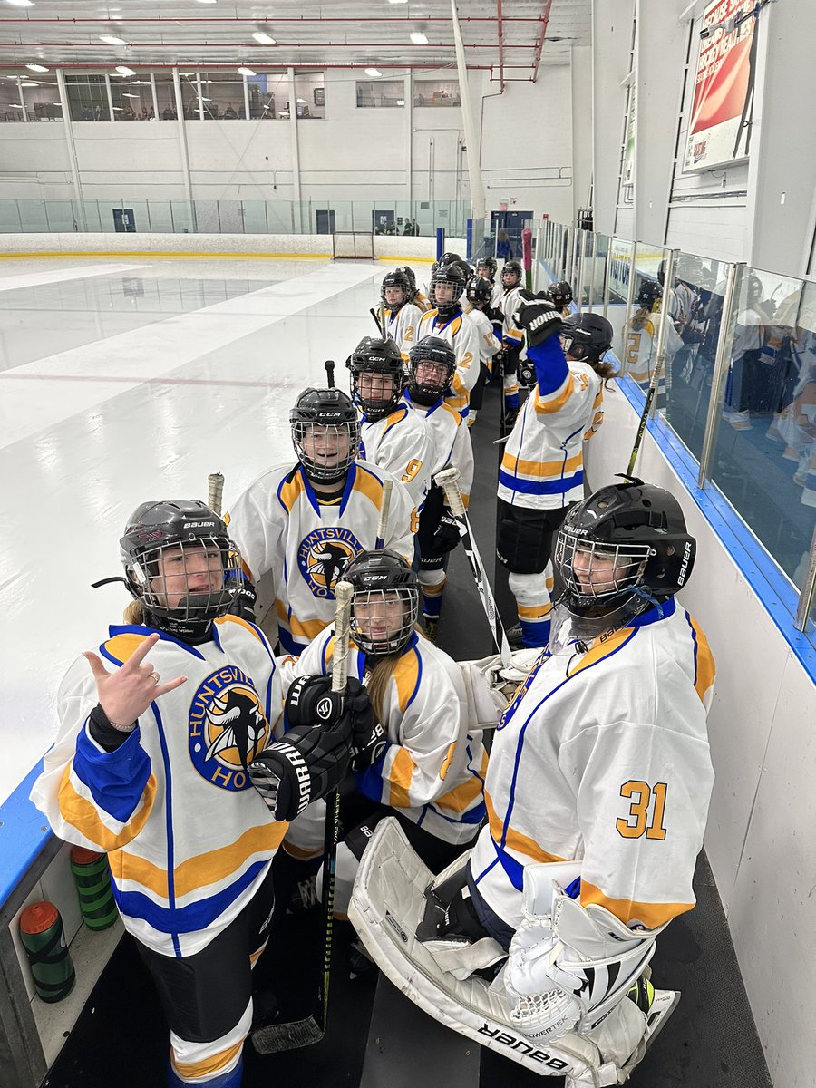 RVeeTee's tweet photo. #Hoyas are showing up in York! First tournament in 4 years. 🏒🥅 @HuntsvilleHS @tldsb #TheHoyaWay #GoHoyas https://t.co/EIYf7qiSM8