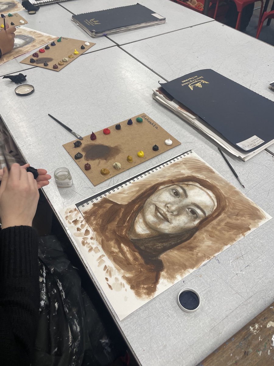 AlbermarleArt's tweet image. #underpainting time! #rawumber #burntumber #chooseart #artcraftdesign #selfportrait 👑