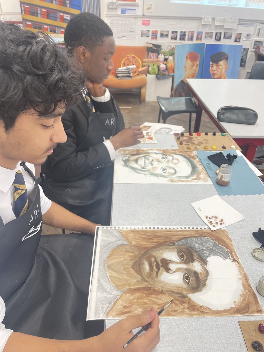 AlbermarleArt's tweet image. #underpainting time! #rawumber #burntumber #chooseart #artcraftdesign #selfportrait 👑