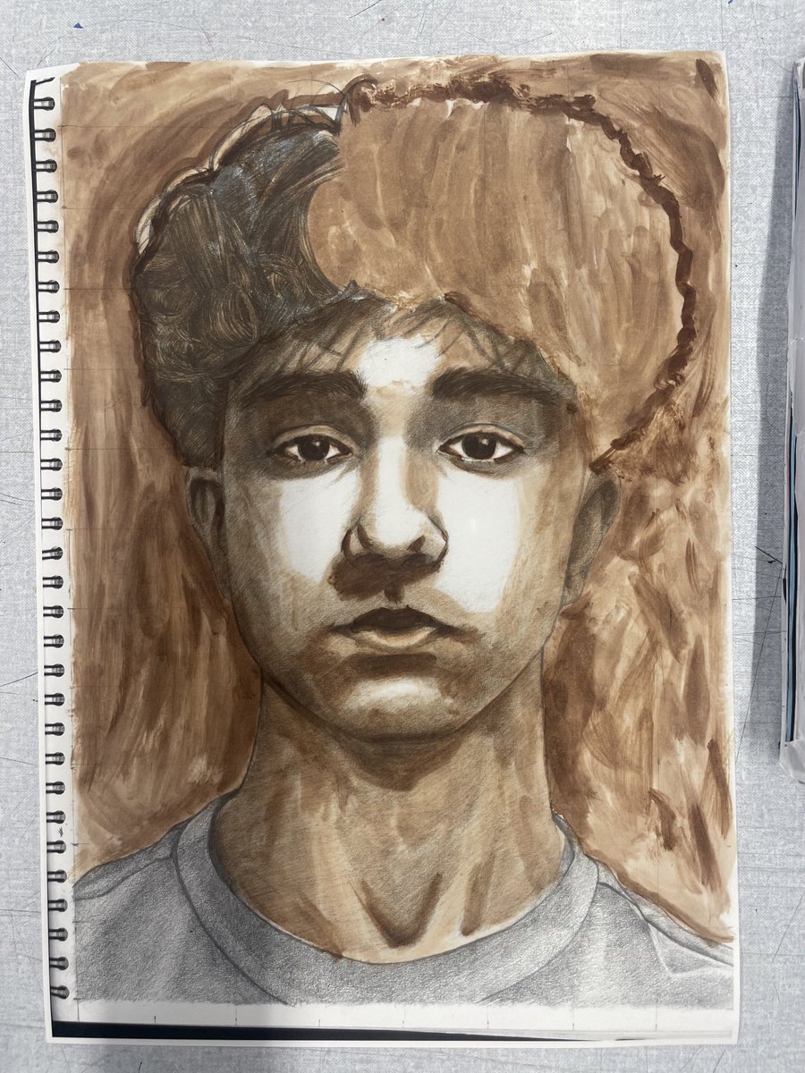 AlbermarleArt's tweet image. #underpainting time! #rawumber #burntumber #chooseart #artcraftdesign #selfportrait 👑