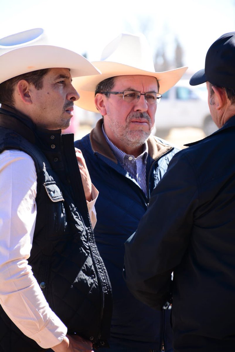 Acompañamos al Gobernador <a href="/EVillegasV/">Esteban Villegas V.</a> a entregar 100 toneladas de semilla de avena y 700 rollos de alambre en Santa Lucía, Canatlán, a productores de la región. 🌾

El campo, es una prioridad para el <a href="/gobdgo/">GobDgo</a> y para impulsarlo, seguiremos trabajando en equipo. 🤝