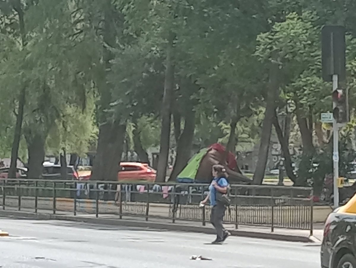 Todo muy digno. De donde sacan agua para lavar la ropa? Esta re bueno en camping de Plaza Bolívar en Santiago Centro
@STGOSeLevanta
#noesinmigracionesinvasion