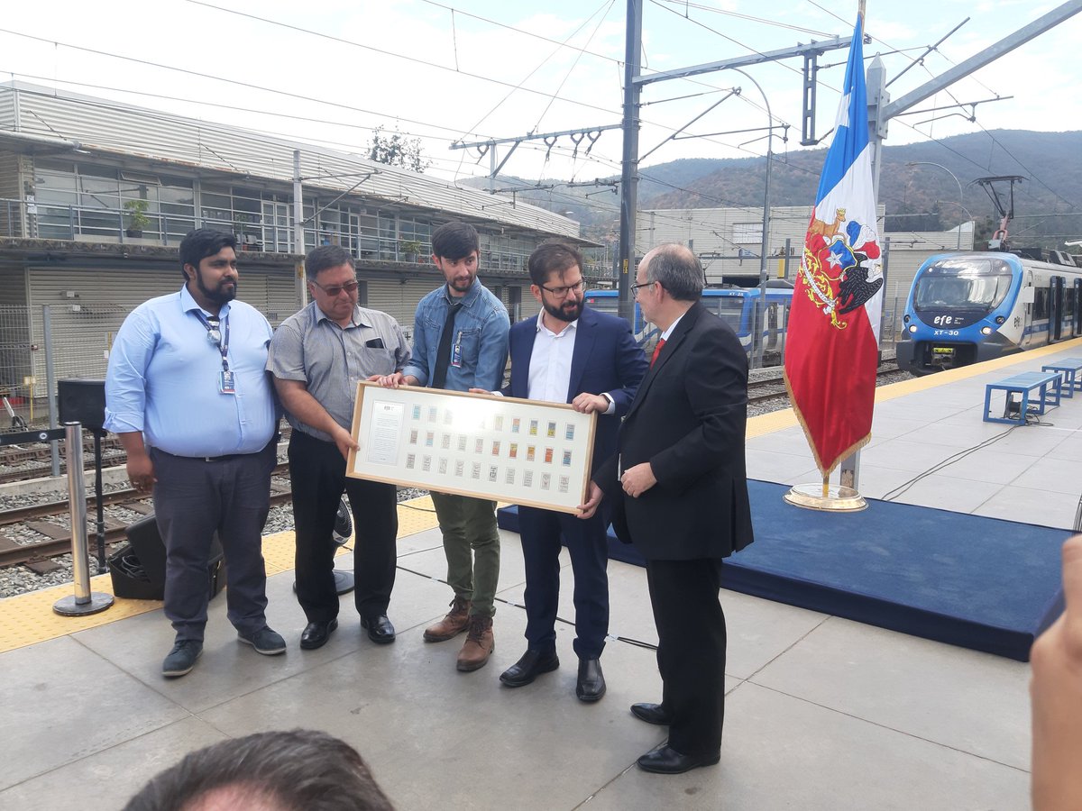 EFETrenesChile's tweet photo. Hoy desde Estación Limache el Presidente @GabrielBoric, junto a diferentes autoridades, anunció el trazado del proyecto Tren Valparaíso-Santiago, el cual permitirá conectar ambas regiones de manera rápida, segura y sustentable 🚊🍃 #TrenesParaChile https://t.co/BuNnNWc15W