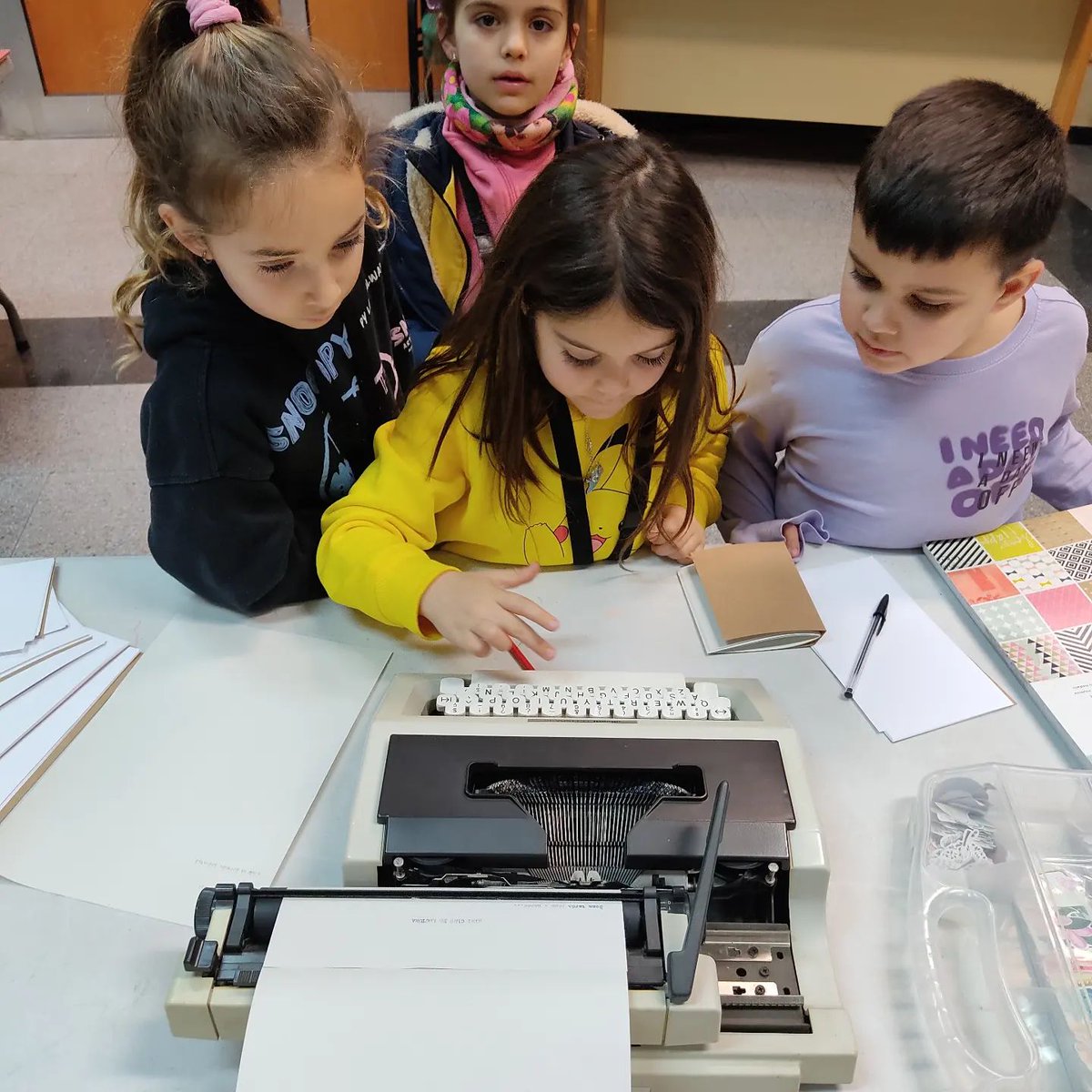bibabrera's tweet image. 3a tertúlia del #MiniClub! Hem treballat amb "La màquina d'escriure". 🥰📗

Els nens i nens han provat com funcionava aquesta "màquina de fer lletres" i han fet el seu propi llibre per escriure els seus contes!, ✂️✏️📚
#Abrera #Biblioteca #quèfemalesbiblios #Bibliotequesxbm #book