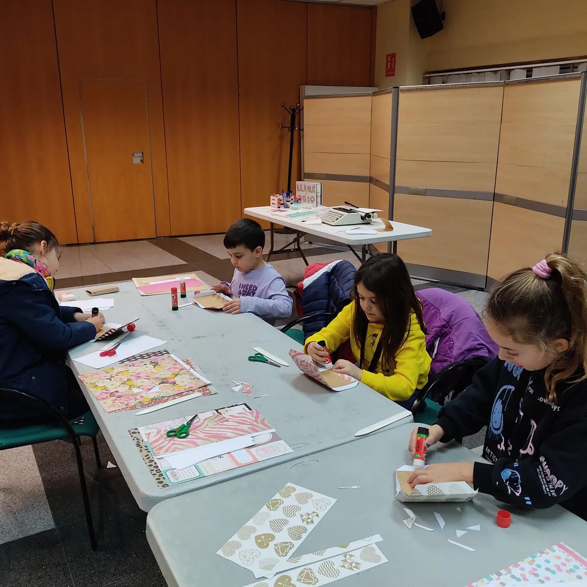 bibabrera's tweet image. 3a tertúlia del #MiniClub! Hem treballat amb "La màquina d'escriure". 🥰📗

Els nens i nens han provat com funcionava aquesta "màquina de fer lletres" i han fet el seu propi llibre per escriure els seus contes!, ✂️✏️📚
#Abrera #Biblioteca #quèfemalesbiblios #Bibliotequesxbm #book