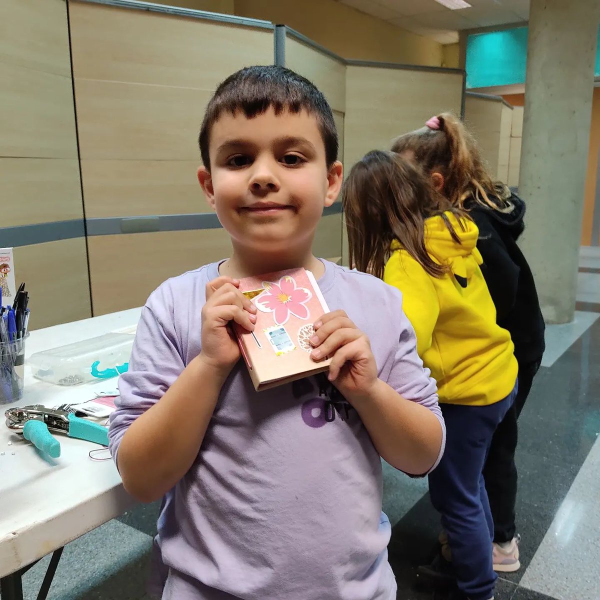 bibabrera's tweet image. 3a tertúlia del #MiniClub! Hem treballat amb "La màquina d'escriure". 🥰📗

Els nens i nens han provat com funcionava aquesta "màquina de fer lletres" i han fet el seu propi llibre per escriure els seus contes!, ✂️✏️📚
#Abrera #Biblioteca #quèfemalesbiblios #Bibliotequesxbm #book