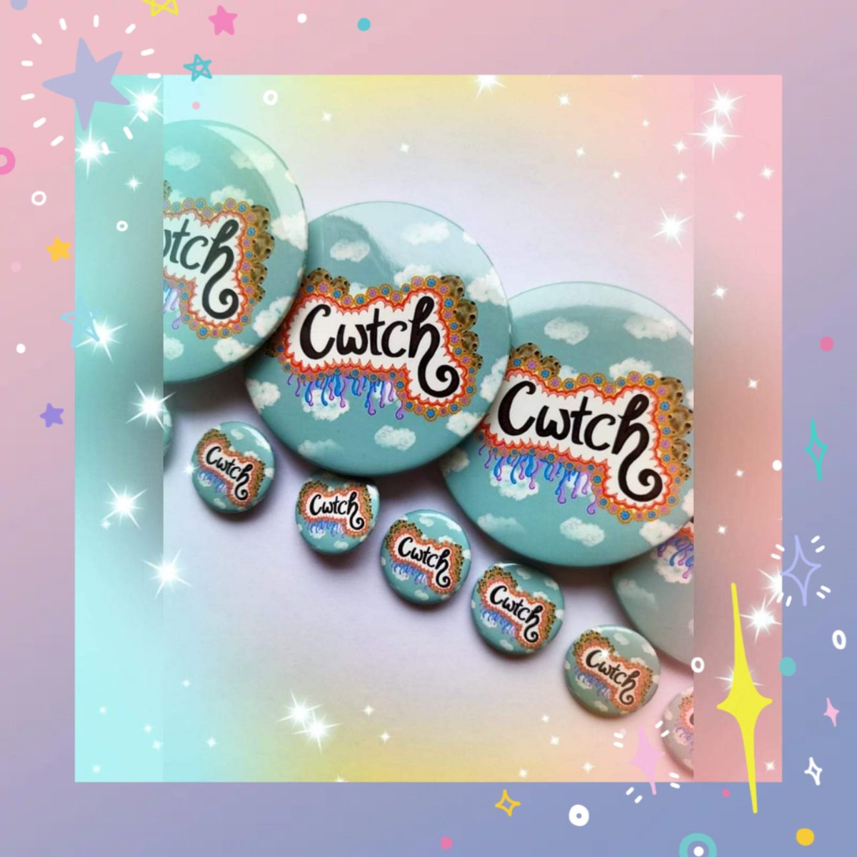I could definitely do with a Cwtch today! ( a Welsh cuddle ) ❤
Button badges are available in my Etsy store 🥰

#cwtch #cuddle #Welsh #welshbusiness #rossette #kawaii #kawaiistyle #fairykeifashion #alternativefashion #digitalart #etsyuk #etsy #etsyseller #girlboss #handmade