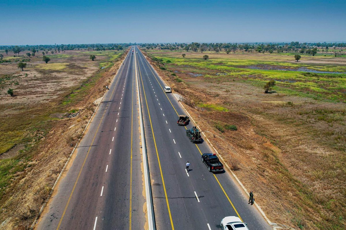 OvieNews's tweet photo. Fashola inspects the Sukuk-funded Loko-Oweto Road that would connect Benue and Nasarawa states,  and make travelling from the Southeast to the North easier . @tundefashola 🐐 

📸 @LUKESH2020 https://t.co/FSLWtKuG0b