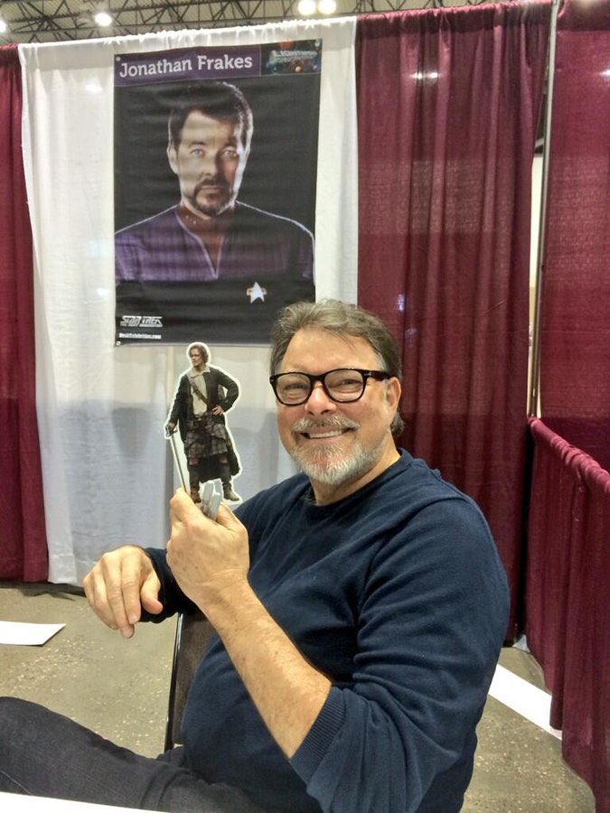 Heughligans's tweet photo. I remember the last time @jonathansfrakes came to @PlanetComicon!
He was very nice and kindly humored me with a picture with #PocketJamie #Outlander
@Outlander_STARZ @SamHeughan https://t.co/nx1Oj4XVWI