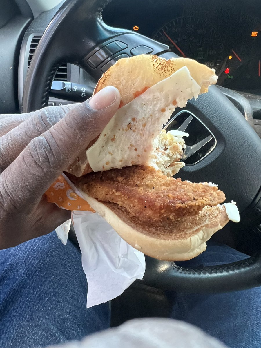 UncleKells2869's tweet photo. @BurgerKing REALLY?? 🤦🏽‍♂️🤦🏽‍♂️🤦🏽‍♂️#ItalianChickenSandwich #WheresTheSauce #DryAf https://t.co/quAyLkimWx
