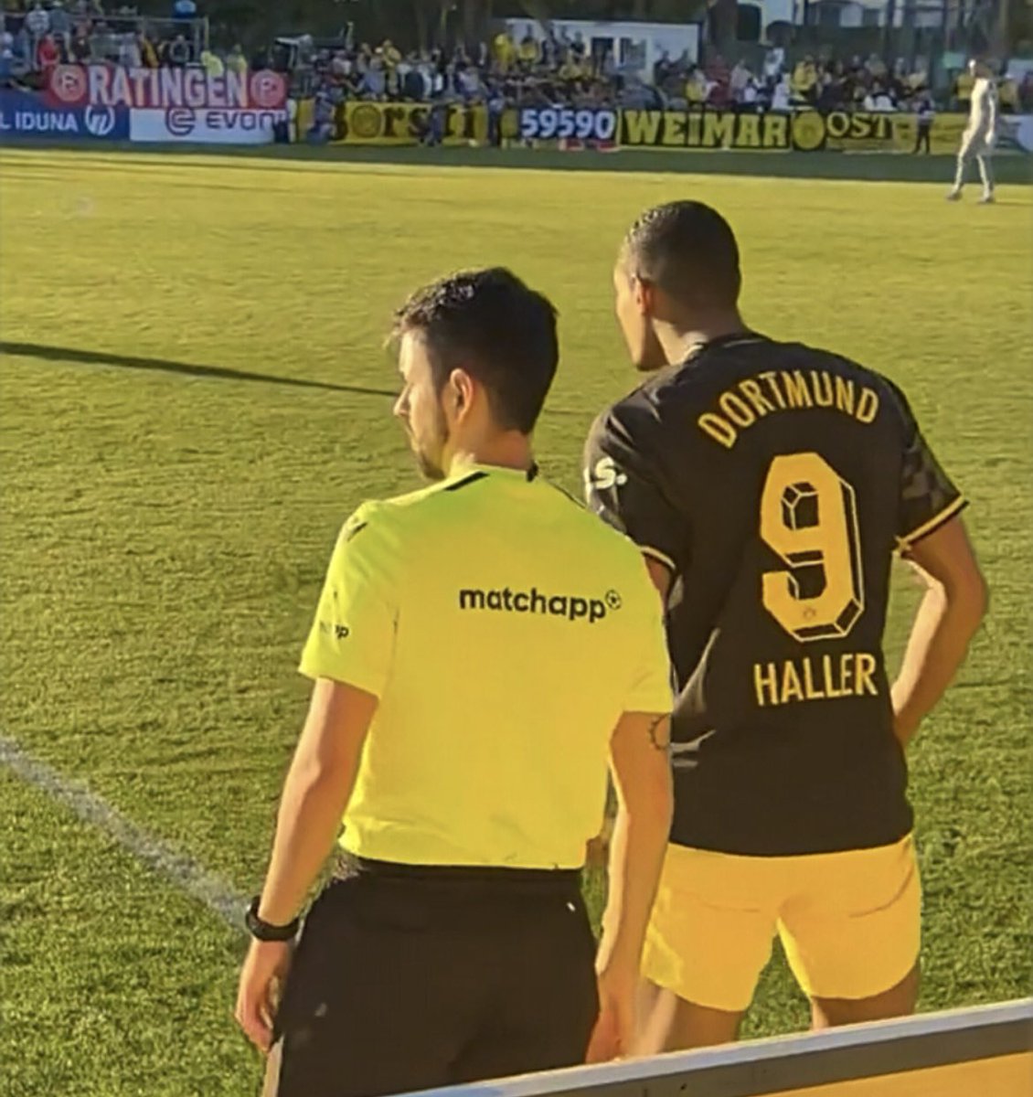 What a sight! 💛

Sébastien Haller returning to the field, following his battle with testicular cancer.