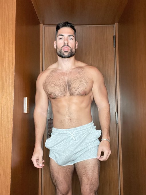 Only had 3 secs to get in position 🥴 https://t.co/iF1tiBmfMO<a href="/tag/model"class="tags"><span>#model</span></a><a href="/tag/bookcover"class="tags"><span>#bookcover</span></a><a href="/tag/romancebook"class="tags"><span>#romancebook</span></a>