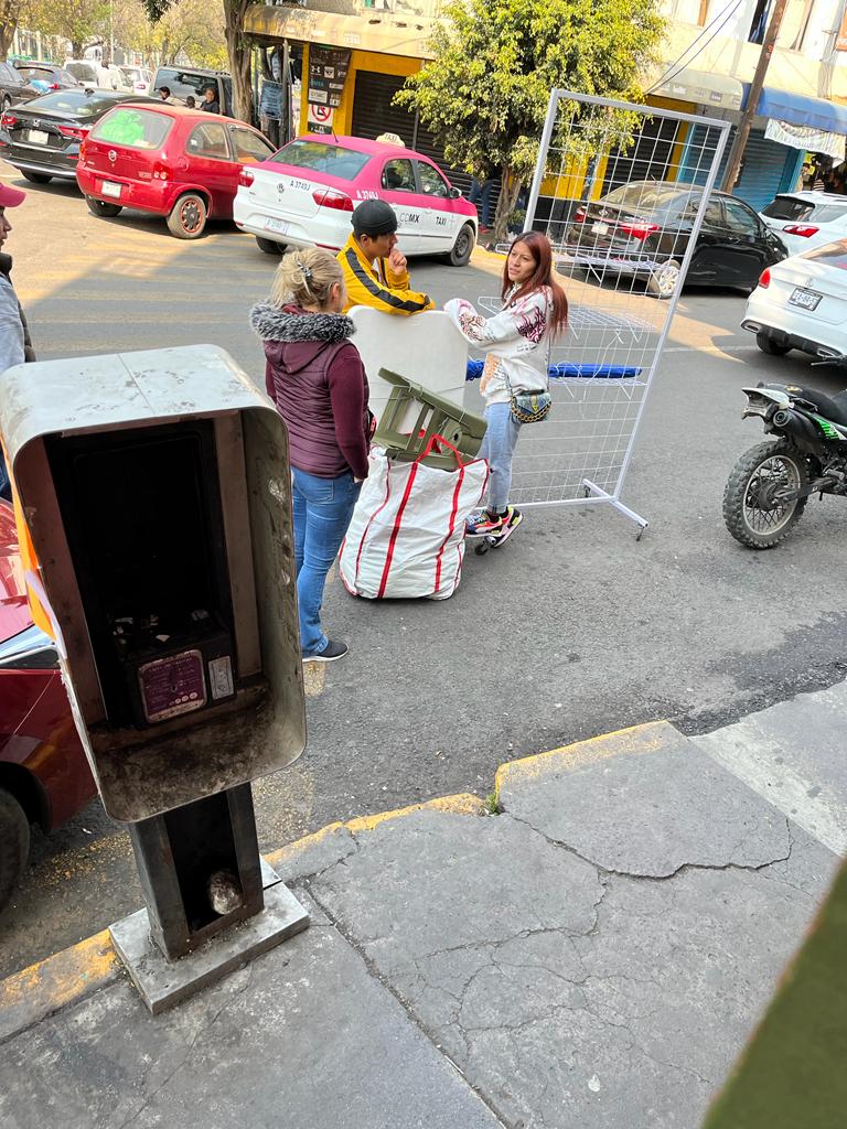 esp_mar's tweet photo. @angiemoyam @GobNau @Edomex @YColonos @Res_Boulevares @SateliteSeguro @Lomas_verdes1 @LomasdeSanMateo @CIUDAD_SATELITE @ColonosTK En este momento un ambulante se está instalando en Parque de Río Frío y Parque Estrella, Fracc. El Parque #NadieHaceNada https://t.co/BvX2qweU8M