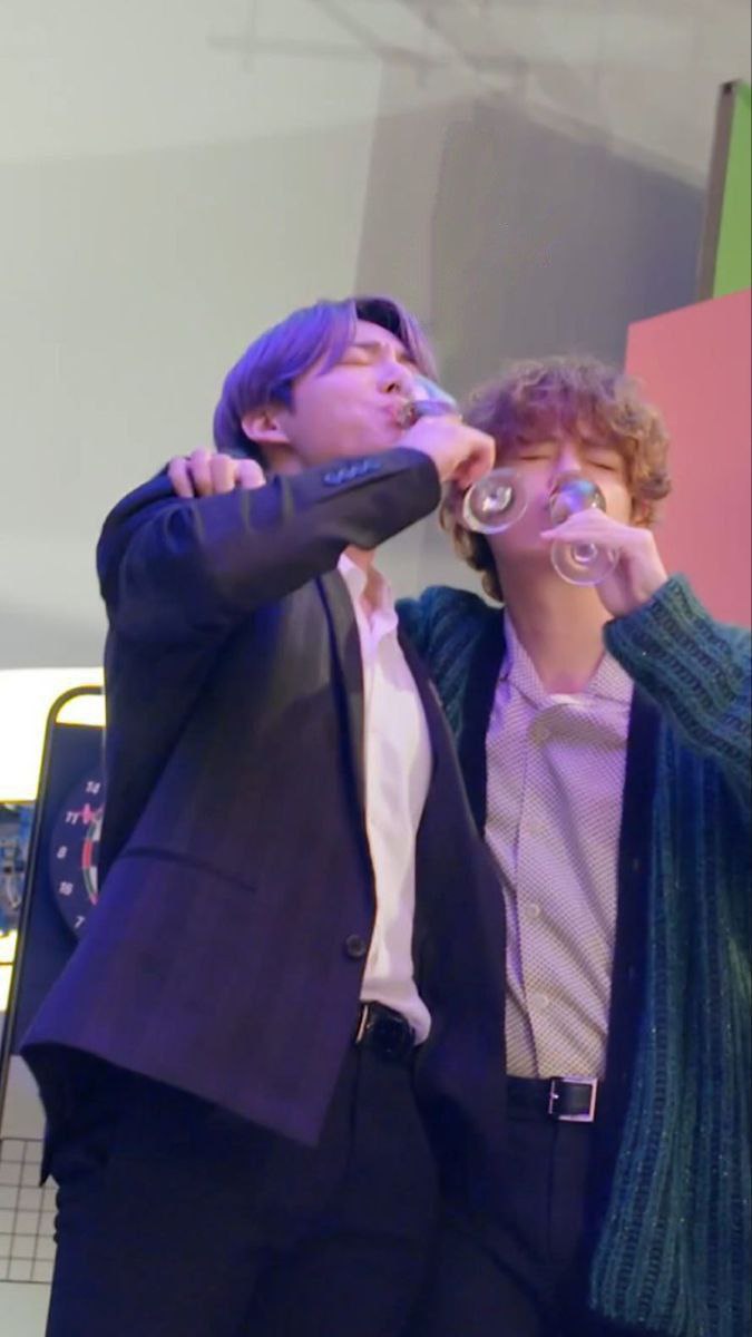 super mini!#taekookau 

— Коть, ты уверен? - Чонгук поглядывает подозрительно на своего парня, который тянется к очередному бокалу с шампанским.