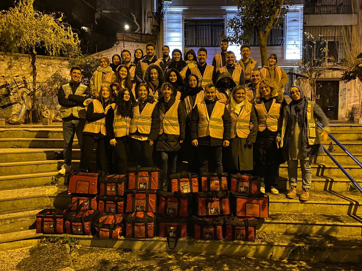 corbadatznolsun's tweet photo. Bu akşam @altinbasecz , @tiktakkirala , @usetbiruni ve bireysel katılım sağlayan, toplamda 27 gönüllümüz ile birlikte evsizlere gıda dağıtıp bir araya geldik. 🦺🥣

📍Taksim https://t.co/vC6DTTaDxD