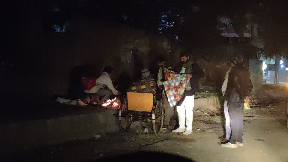 PehliUmeedNGO's tweet photo. पहली उम्मीद फाऊंडेशन टीम ने आज इन सर्द रात में सड़क पर सो रहे लोगो को ठंड से बचाने के लिए कंबल वितरण किए 
#DelhivsLG #delhifog #savelife 
@BMGFIndia @IPF_ORG @timesofindia @BBCHindi @HindustanTimes @airnewsalerts @DDNewslive @AHindinews @aajtak @ndtv @News24  @ArvindKejriwal https://t.co/KKF0iWNBjl