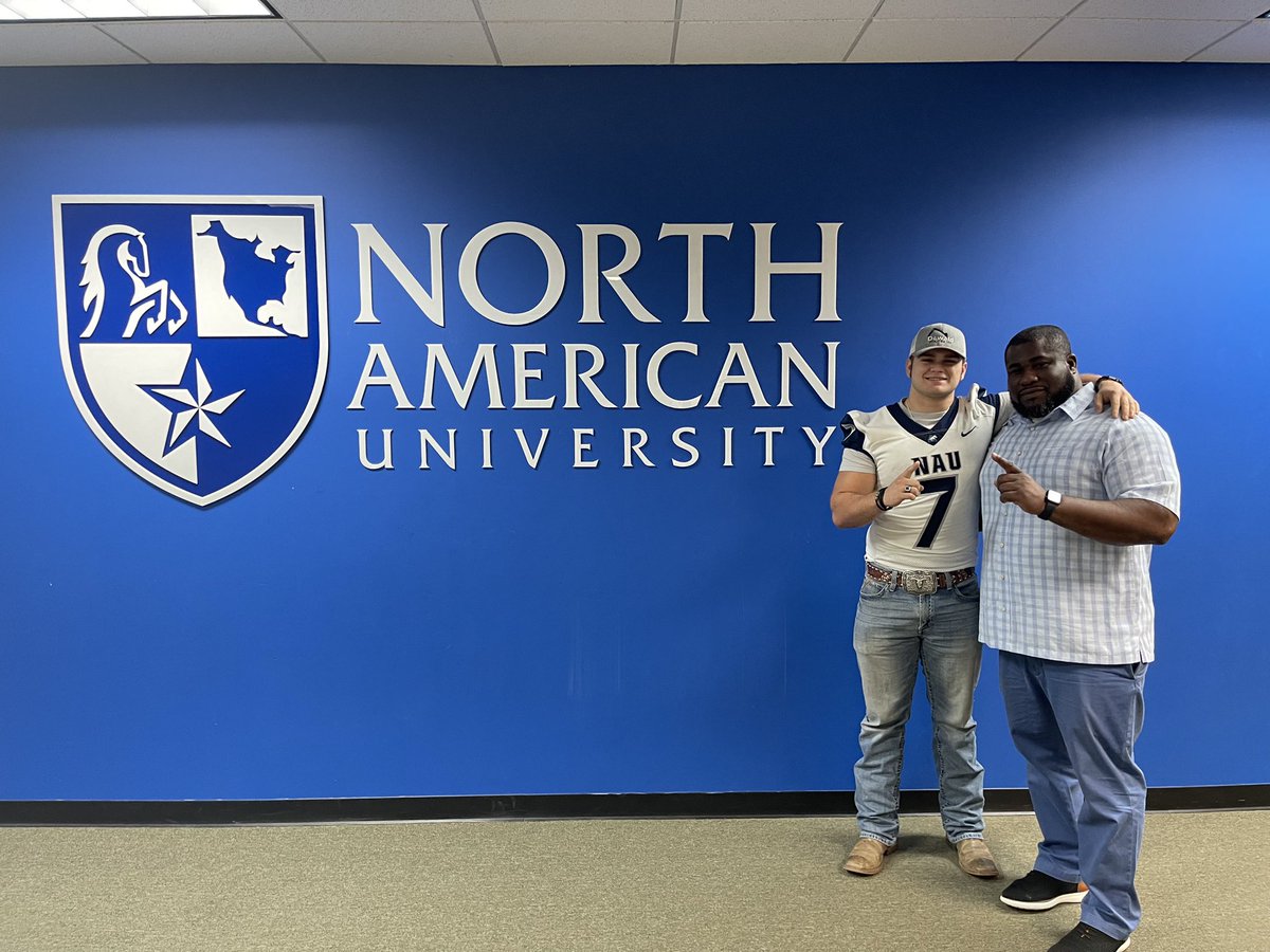logandewald2's tweet photo. Thank you for the tour @EJValentine1911 and thank you for inviting me @Gifted_22!!! Love the home town feel and view that comes with it! @SintonFootball @Prep2Play https://t.co/1s1QyZj2Wc