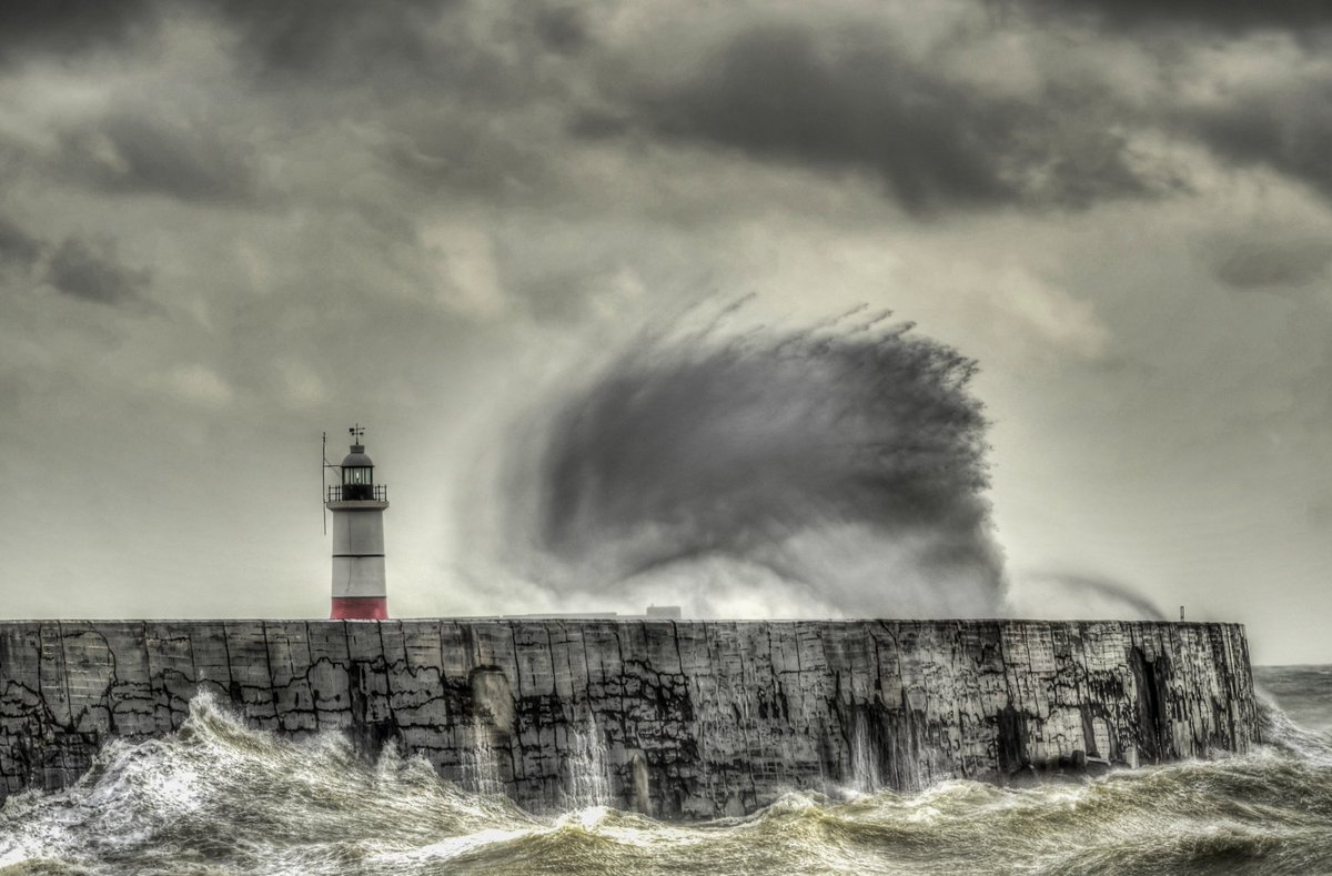 Bur1Burr's tweet photo. #HDR #Photomatix #Newhaven #Lighthouse #Sussex UK 8 Jan 23 You need a sturdy tripod for this. 3 Exposures. God Bless DB https://t.co/pf4ZqWJpmZ